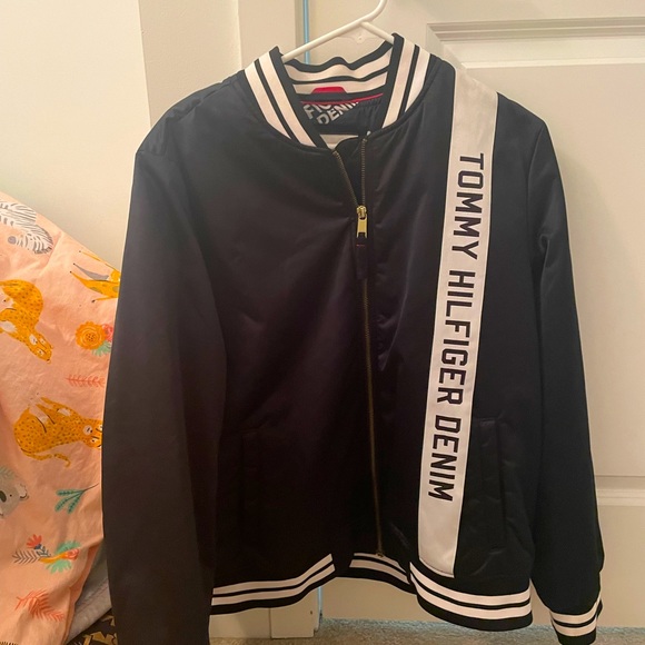Tommy hilfigher puffer like jacket - brand new only wore once - Picture 1 of 3